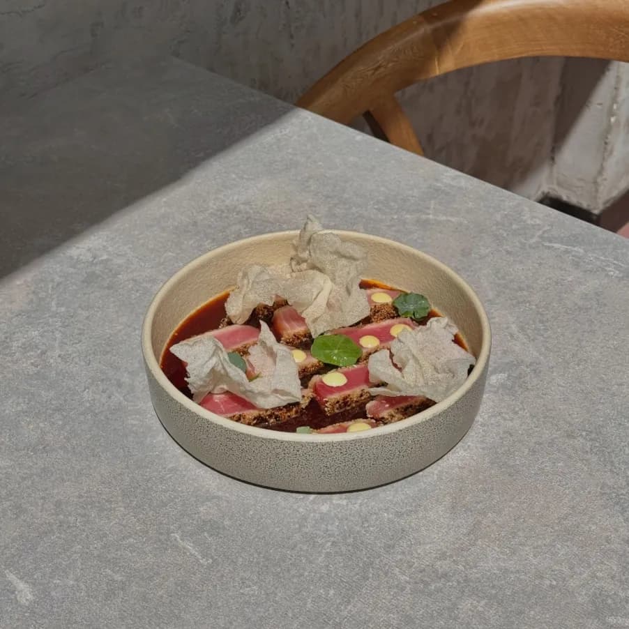 Atún en ponzu servido en un bowl